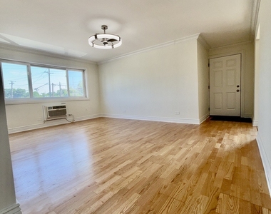 600 S York Street - Photo Thumbnail 2