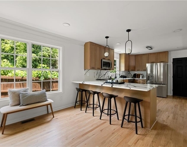 1232 Memorial Drive Se - Photo Thumbnail 7