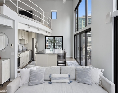 616 W Fulton Street - Photo Thumbnail 4