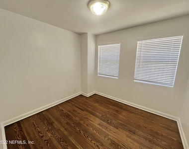 2555 Myra Street - Photo Thumbnail 8