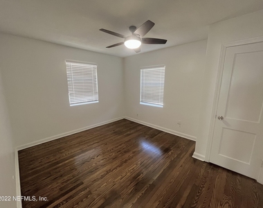 2555 Myra Street - Photo Thumbnail 12
