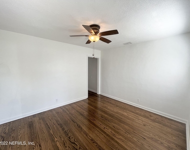 2555 Myra Street - Photo Thumbnail 5