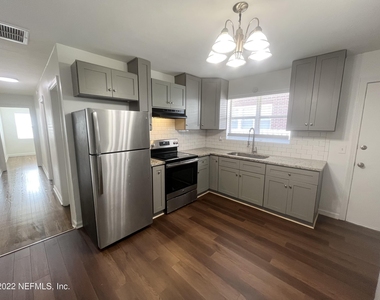 2555 Myra Street - Photo Thumbnail 3