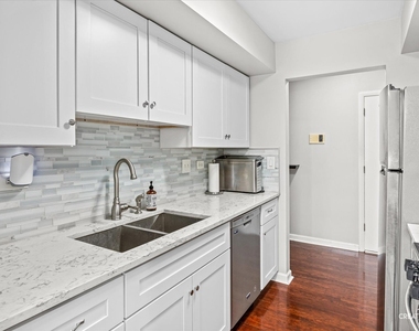 2220 Country Club Drive - Photo Thumbnail 5