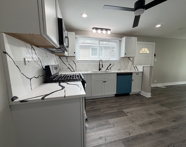 527 W 16th Place - Photo Thumbnail 6