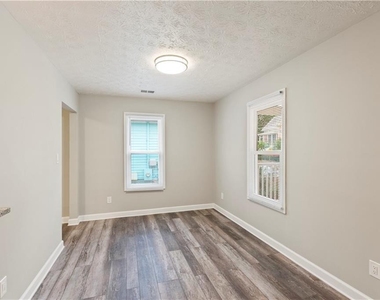 112 Tye Street Se - Photo Thumbnail 8