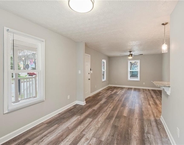 112 Tye Street Se - Photo Thumbnail 9