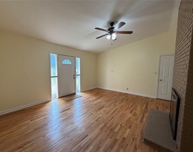 2720 Hollywood Drive - Photo Thumbnail 3