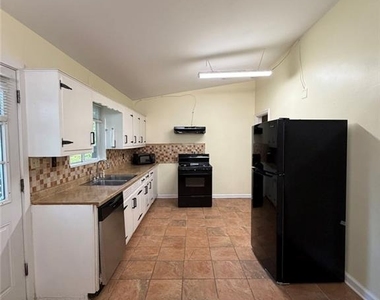 2720 Hollywood Drive - Photo Thumbnail 4
