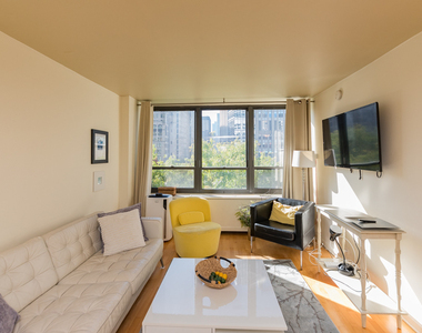 222 E Pearson Street - Photo Thumbnail 2