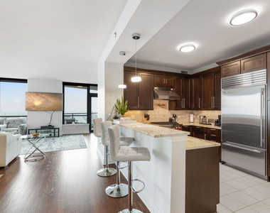 600 N Lake Shore Drive - Photo Thumbnail 2