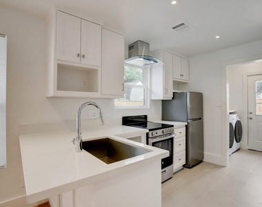 6109 N Main St - Photo Thumbnail 6