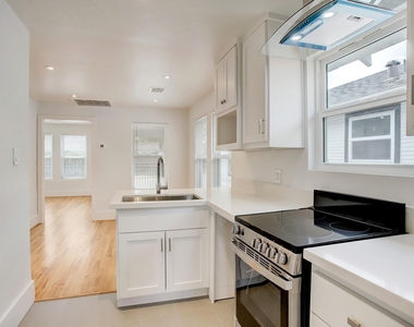 6109 N Main St - Photo Thumbnail 5