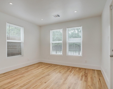 6109 N Main St - Photo Thumbnail 3