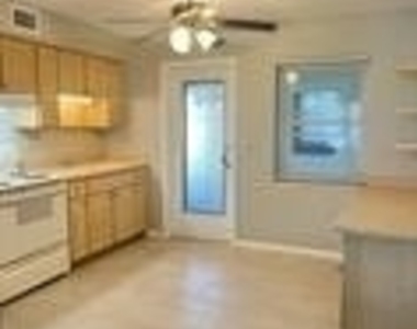 4620 Se 4th Place - Photo Thumbnail 3