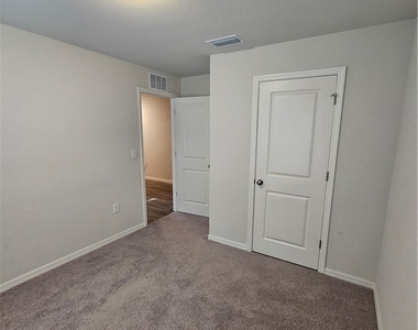 901 Nw 15th Place - Photo Thumbnail 13