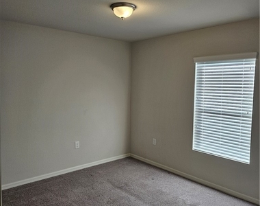 901 Nw 15th Place - Photo Thumbnail 7