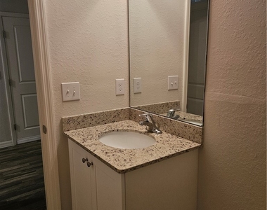 901 Nw 15th Place - Photo Thumbnail 4