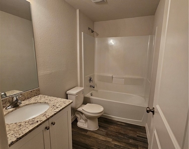 901 Nw 15th Place - Photo Thumbnail 5