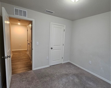 901 Nw 15th Place - Photo Thumbnail 24