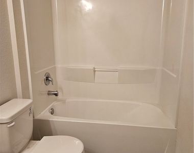 901 Nw 15th Place - Photo Thumbnail 3
