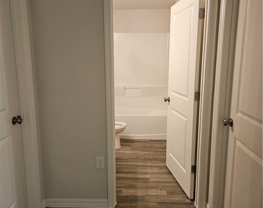 901 Nw 15th Place - Photo Thumbnail 2
