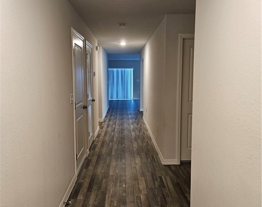 901 Nw 15th Place - Photo Thumbnail 1