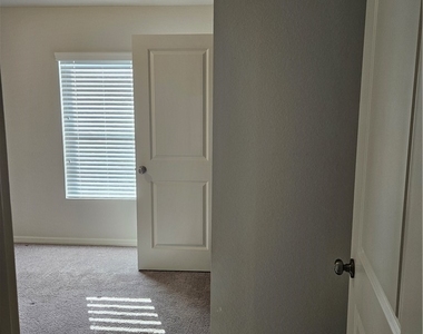 901 Nw 15th Place - Photo Thumbnail 6
