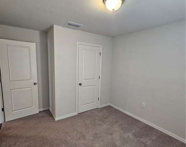 901 Nw 15th Place - Photo Thumbnail 12