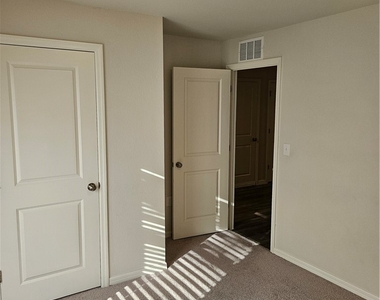 901 Nw 15th Place - Photo Thumbnail 9