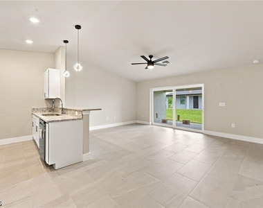 736-738 Gilbert Avenue S - Photo Thumbnail 7