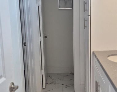 221 Oriole Street - Photo Thumbnail 8