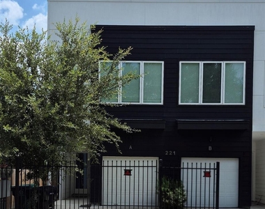 221 Oriole Street - Photo Thumbnail 1