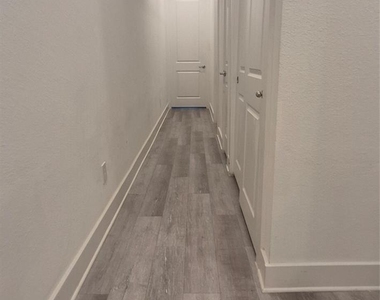 221 Oriole Street - Photo Thumbnail 6