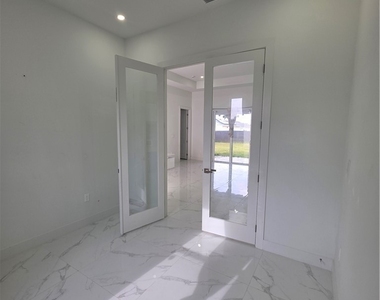331 Nelson Road N - Photo Thumbnail 4