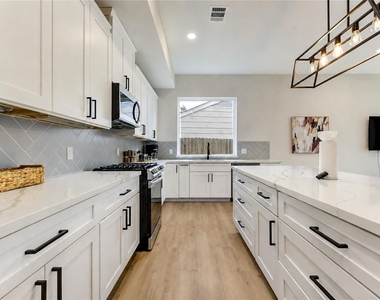 6835 Weston Street - Photo Thumbnail 5
