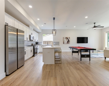 6835 Weston Street - Photo Thumbnail 7