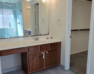 2202 Drake Falls Drive - Photo Thumbnail 23