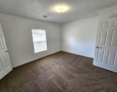 3901 Spring Garden Drive - Photo Thumbnail 10