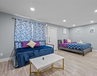 1116 Banks Street - Photo Thumbnail 4