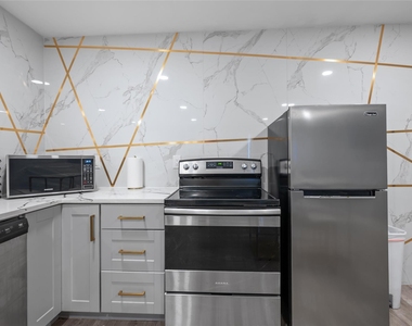 1116 Banks Street - Photo Thumbnail 8