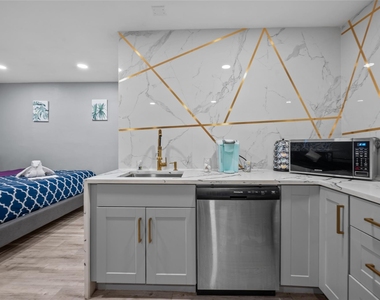 1116 Banks Street - Photo Thumbnail 10