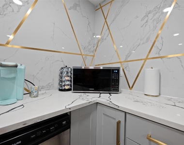 1116 Banks Street - Photo Thumbnail 9