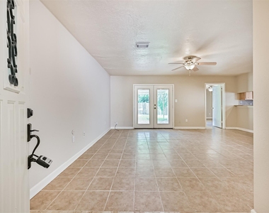 1113 N Heron Drive - Photo Thumbnail 3