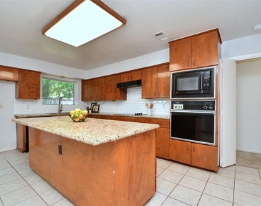7718 Moondance Lane - Photo Thumbnail 8