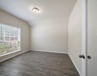 3227 Fairhaven Lane - Photo Thumbnail 5