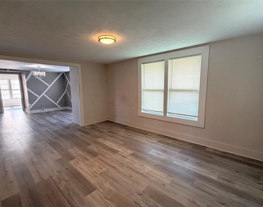 1126 1/2 Ryon Street - Photo Thumbnail 6