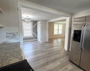 1126 1/2 Ryon Street - Photo Thumbnail 7