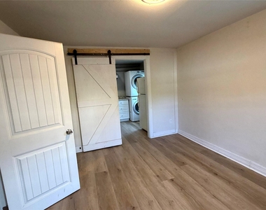 1126 1/2 Ryon Street - Photo Thumbnail 2
