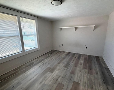 1126 1/2 Ryon Street - Photo Thumbnail 5